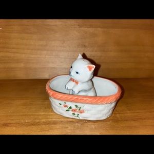 Cat in a Basket Salt/Pepper Shaker